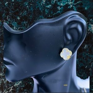 real 18k saudi gold mother of pearl clover stud earing